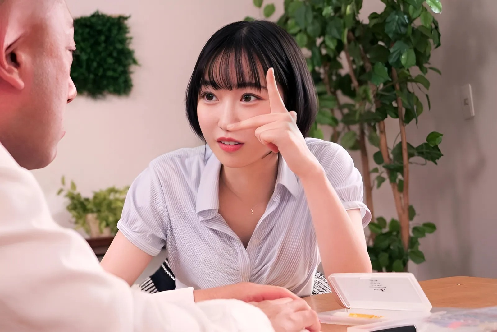 MIDV-410 Guru dengan rambut pendek itu cantik dan juga eksplisit secara seksual