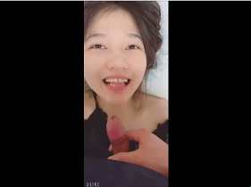 Dia bayi yang baik dan cantik, jilatannya menghangatkan hati